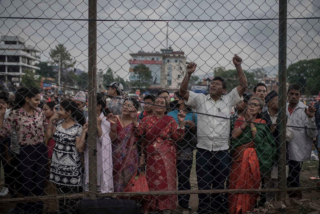 Người dân tập trung trong lễ hội Rato Machhendranath ở Patan, chờ đón sự xuất hiện của nữ thần sống. Ảnh: Maria Contreras Coll.