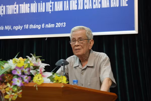 "Làm báo là một nghề. Chỉ làm nghề thì không có tuổi. Nghề nào cũng phải đạt cho được mục tiêu là đưa ra những sản phẩm có ích, được xã hội công nhận. Để đạt được điều đó, với nghề báo, cần lòng yêu nghề, lương tâm nghề nghiệp, trách nhiệm với xã hội, bạn đọc, tính cẩn trọng", nhà báo Hữu Thọ trả lời phỏng vấn báo Sức khỏe &amp; Đời sống.