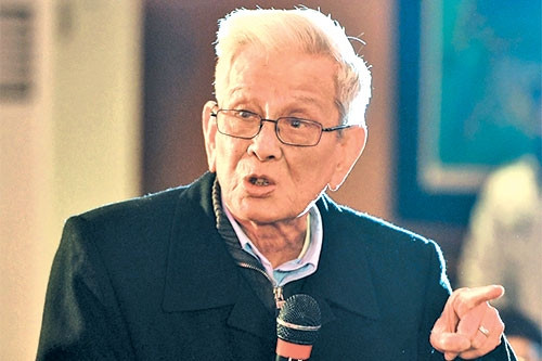 "Tôi không biết viết thế nào để thành công vì mỗi bài báo là một sự thử thách, nhưng tôi chắc chắn bài báo sẽ thất bại nếu làm vừa lòng mọi người", lời đề từ của cuốn sách có tên "Người hay cãi" của nhà báo Hữu Thọ.