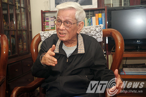 "Tôi thì chả có cái bí quyết gì, có điều là mình sống thật với mình. Tôi là nhà báo thì thích sự trao đổi, đặc biệt tôi nghĩ một trong những năng khiếu của nghề làm báo là thích sự trao đổi, và nếu không có người trao đổi thì tự triển khai lấy những ý kiến phản biện để tự mình trao đổi với mình. Tôi thường đi với các đồng chí lãnh đạo như một người giúp việc, mà cũng như một người tâm tình", một phát ngôn của nhà báo Hữu Thọ được báo Công An Nhân Dân dẫn lại.