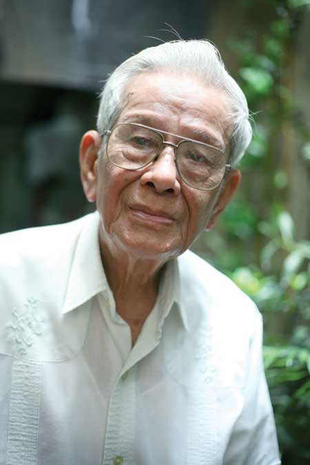 "Hiện tượng thứ hai, không phân biệt được đúng - sai, không kiểm chứng được thông tin, dẫn đến nhiều thông tin sai lạc. Mạng xã hội, đặc biệt là blog cá nhân, viết hoàn toàn theo sự chủ quan và cảm thụ riêng của người viết. Thông tin trên blog cá nhân có thể góp phần tạo ra dữ liệu nhưng không bao giờ coi đó là chân lý. Có một tác giả đã nói rất đúng: Vào mạng tràn ngập thông tin, nhưng thông tin lại rất khác những thông tin chính thống, chân chính, bổ ích và nhanh chóng", nhà báo Hữu Thọ trả lời phỏng vấn báo điện tử Đảng Cộng sản Việt Nam.