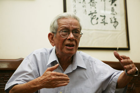 "Thông tin mạng ra đời có hai hiện tượng mà người làm báo phải hết sức cảnh giác. Hiện tượng thứ nhất, làm báo sau laptop. Chỉ cần một chiếc máy điện thoại, máy tính có thể truy cập được tất cả thông tin, bài báo, chủ đề mình cần. Đó là mặt lợi, nhưng mặt hại là ít tiếp xúc cá nhân, mà không tiếp xúc cá nhân thì không có điều kiện để quan sát, tìm ra những chi tiết đáng quý để xây dựng các ý tưởng độc đáo. Người làm báo sau laptop thường hay ỉ lại những thông tin trên mạng, lười lẫm đi thực tế, mất khả năng quan sát, làm cho bài báo, tờ báo thiếu sinh động", nhà báo Hữu Thọ trả lời phỏng vấn báo điện tử Đảng Cộng sản Việt Nam.