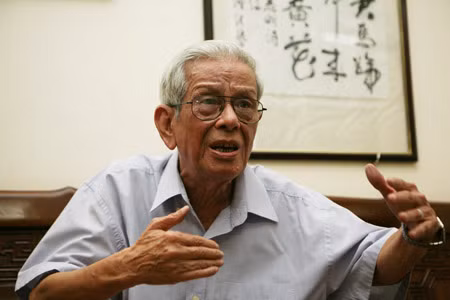 "Thông tin mạng ra đời có hai hiện tượng mà người làm báo phải hết sức cảnh giác. Hiện tượng thứ nhất, làm báo sau laptop. Chỉ cần một chiếc máy điện thoại, máy tính có thể truy cập được tất cả thông tin, bài báo, chủ đề mình cần. Đó là mặt lợi, nhưng mặt hại là ít tiếp xúc cá nhân, mà không tiếp xúc cá nhân thì không có điều kiện để quan sát, tìm ra những chi tiết đáng quý để xây dựng các ý tưởng độc đáo. Người làm báo sau laptop thường hay ỉ lại những thông tin trên mạng, lười lẫm đi thực tế, mất khả năng quan sát, làm cho bài báo, tờ báo thiếu sinh động", nhà báo Hữu Thọ trả lời phỏng vấn báo điện tử Đảng Cộng sản Việt Nam.