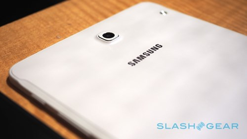 Bộ đôi tablet mới của Samsung tuy không trang bị cổng USB Type-C nhưng giao tiếp micro USB trên mỗi sản phẩm đều hỗ trợ công nghệ sạc nhanh và nút Home trên các sản phẩm này còn được tích hợp cảm biến vân tay dạng một chạm.