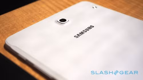 Bộ đôi tablet mới của Samsung tuy không trang bị cổng USB Type-C nhưng giao tiếp micro USB trên mỗi sản phẩm đều hỗ trợ công nghệ sạc nhanh và nút Home trên các sản phẩm này còn được tích hợp cảm biến vân tay dạng một chạm.