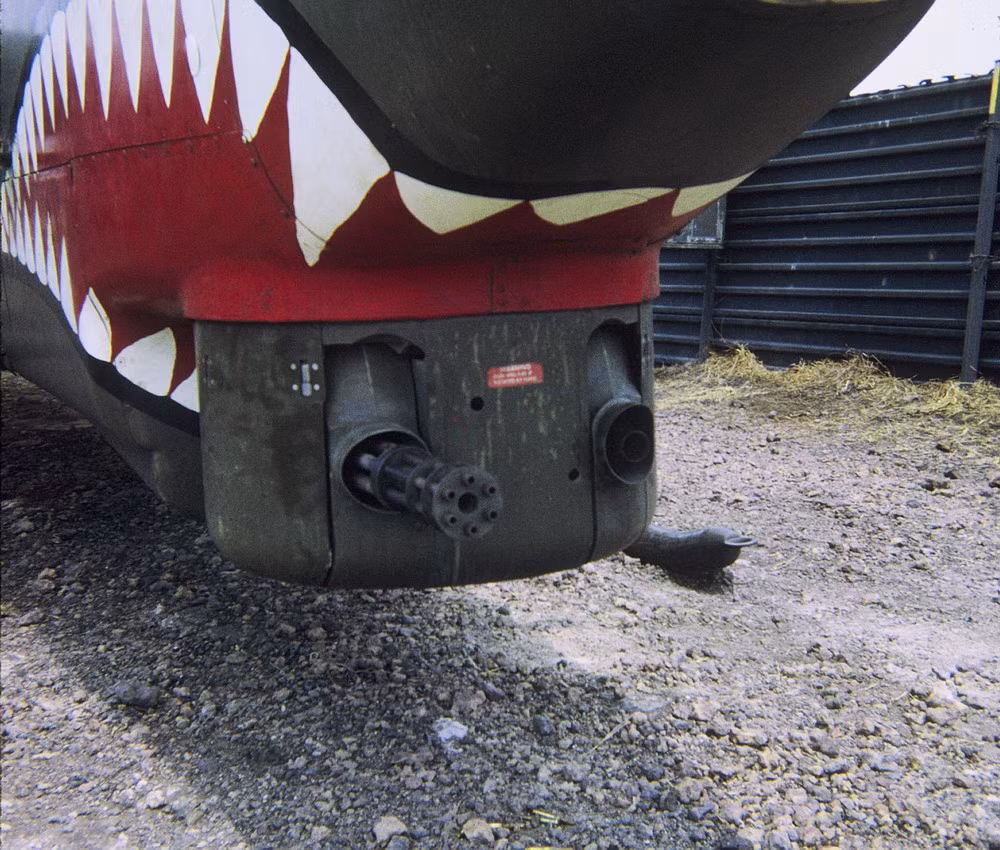 Ổ súng máy trên chiếc trực thăng được sơn vẽ hình một con cá mập của Mỹ.