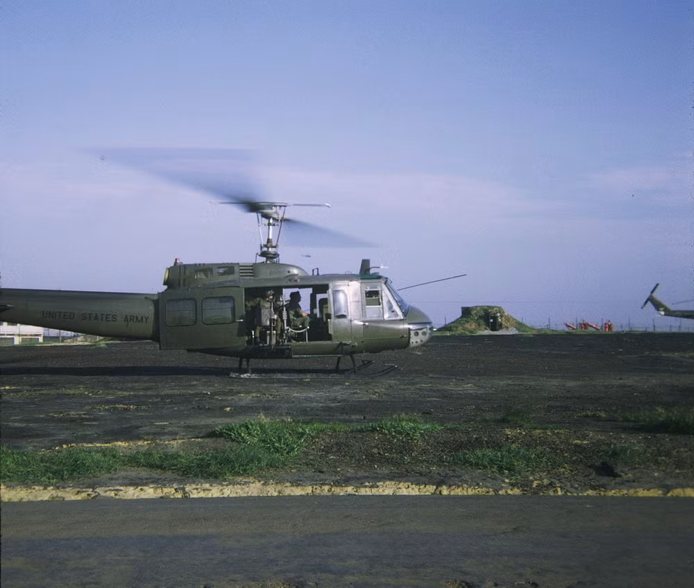 Trực thăng UH-1 hạ cánh tại sân bay.