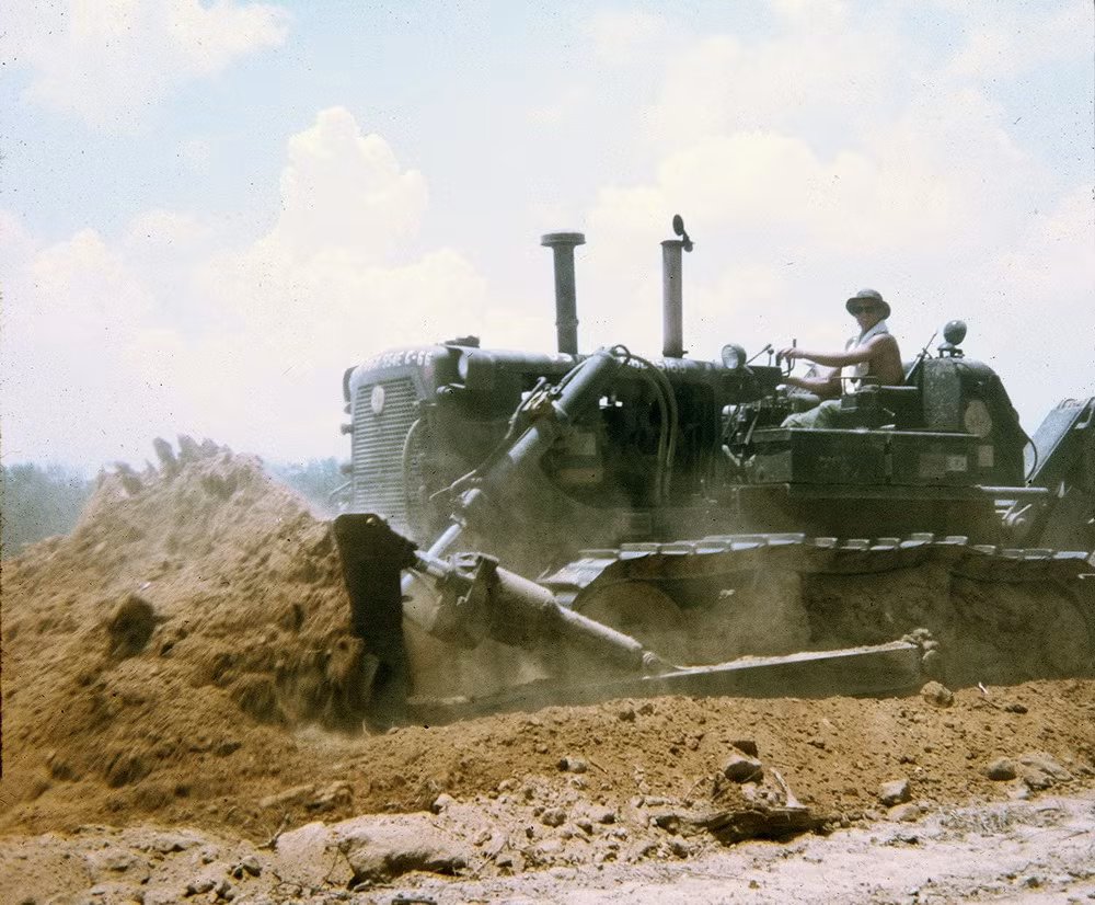 Xe ủi của quân đội Mỹ trên công trường.