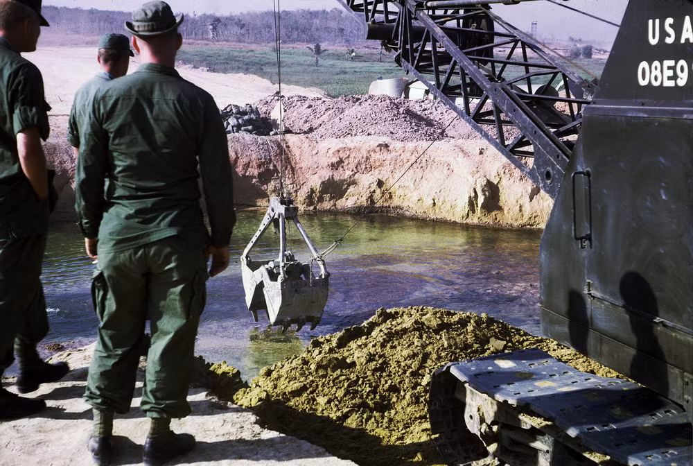 Làm móng trụ cầu.