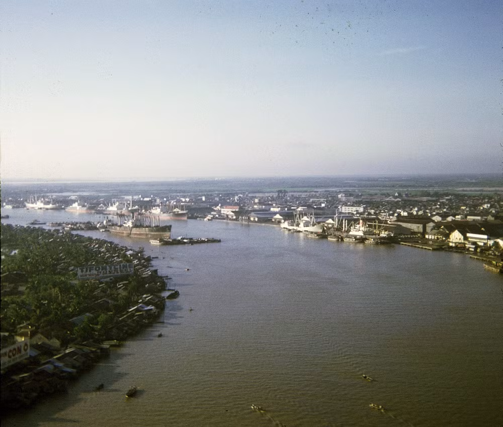 Khu vực cảng Khánh Hội trên sông Sài Gòn.