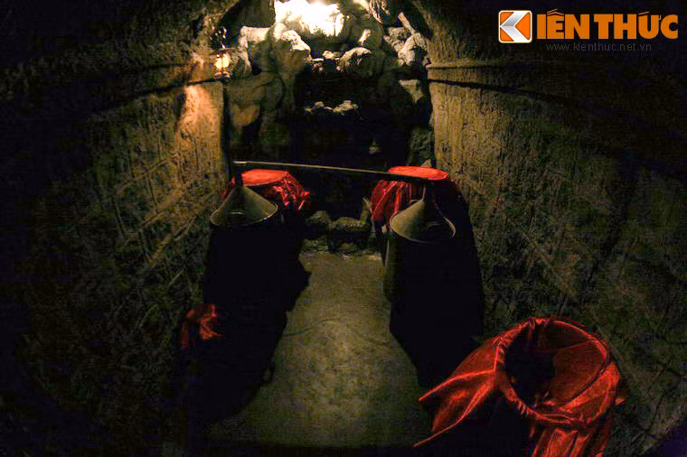 Không chỉ riêng rượu vang mà rượu gạo - đặc sản của Việt Nam cũng được nấu tại Bà Nà và cất giữ trong hầm, vừa để phục vụ cho giới sĩ quan Pháp và cả những người Việt thượng lưu thời bấy giờ.