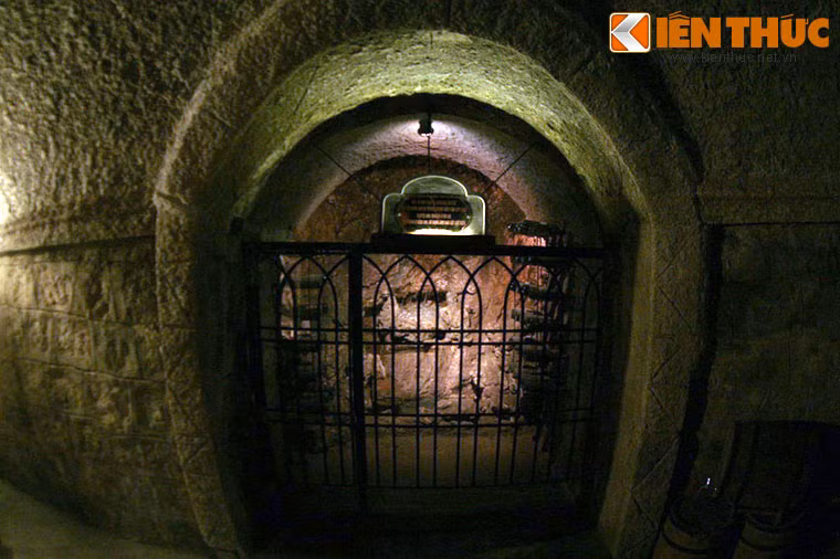 Trong hầm rượu Bà Nà có tất cả 14 hốc, gồm có 11 hốc nhỏ và 3 hốc lớn. Khi hầm rượu còn hoạt động, mỗi hốc này là nơi lưu trữ rượu ký gửi của chủ nhân các ngôi biệt thự hoặc khách sạn tại Bà Nà.