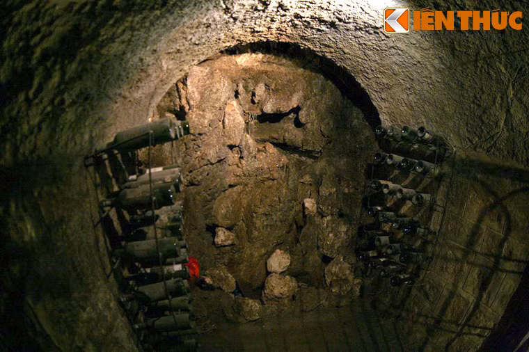 Cùng với sự sụp đổ của ách thống trị thực dân Pháo ở Việt Nam, hầm rượu Debay và các công trình khác ở Bà Nà đã rơi vào cảnh hoang phế trong nhiều thập niên. Dù vậy, hầm rượu đã máy mắn tồn tại được qua giai đoạn chiến tranh khốc liệt và được khôi phục để trở thành một điểm tham quan hấp dẫn ở đỉnh Bà Nà.