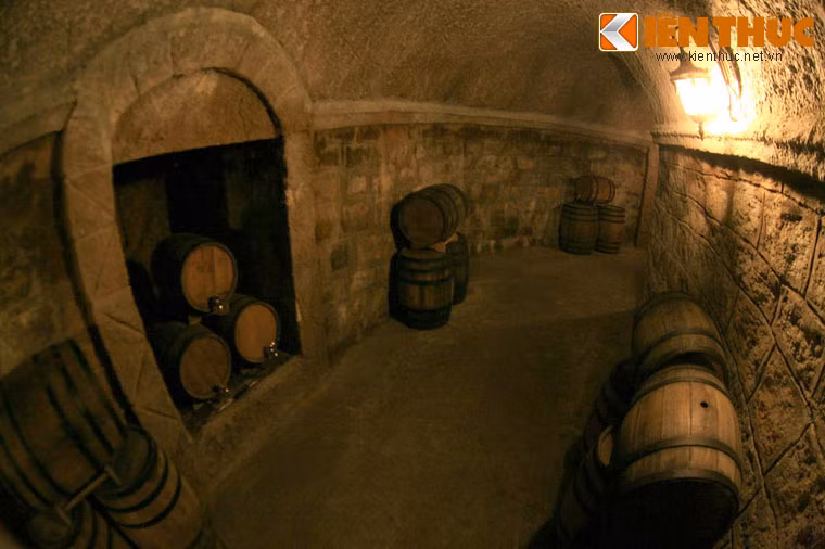 Được xây dựng năm 1923, hầm rượu cổ ở Bà Nà có tên là hầm rượu Debay với tổng chiều dài từ lối vào đến lối ra khoảng 80 mét (gần đây cải tạo thêm 20 mét), chiều cao 2,5 mét, rộng khoảng 2 mét, bên trong có các hầm cất giữ rượu, hầm chưng cất rượu, quán bar, lò sưởi, sảnh....