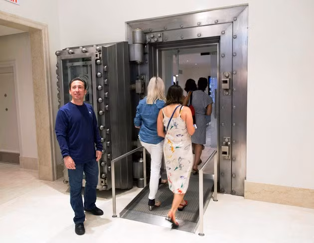  Upper East Side, New York (Mỹ). Nằm trong tòa nhà được xây dựng từ những năm 1920, Apple Store tại Upper East Side mở cửa năm 2015. Một hầm cũ được cải tiến trở thành phòng thử Apple Watch, nơi các khách hàng VIP đến và thử những chiếc đồng hồ phiên bản vàng. Apple cũng phục dựng bên ngoài tòa nhà để nó trông như những năm 1920.