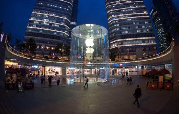  Trung tâm tài chính quốc tế, Thượng Hải (Trung Quốc). Cửa hàng mở cửa năm 2010, sử dụng thiết kế hình trụ thủy tinh đã trở thành biểu tượng của Apple. Tòa nhà này cũng sử dụng thang xoắn ốc để đưa khách hàng đến khu vực bán hàng chính, tạo ra cảm giác thoát tục.