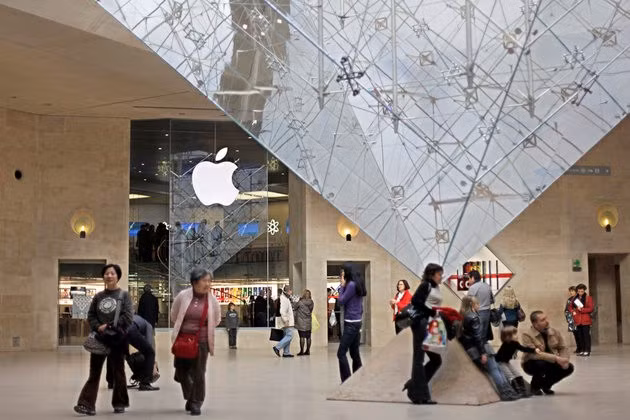  Carrousel du Louvre, Paris (Pháp). Khi mở cửa năm 2009, đây là Apple Store đầu tiên của Pháp. Nằm trong trung tâm mua sắm dưới lòng đất bên trong bảo tàng lịch sử Louvre Museum, lối vào của nó đối diện với kim tự tháp ngược Inverted Pyramid nổi tiếng.