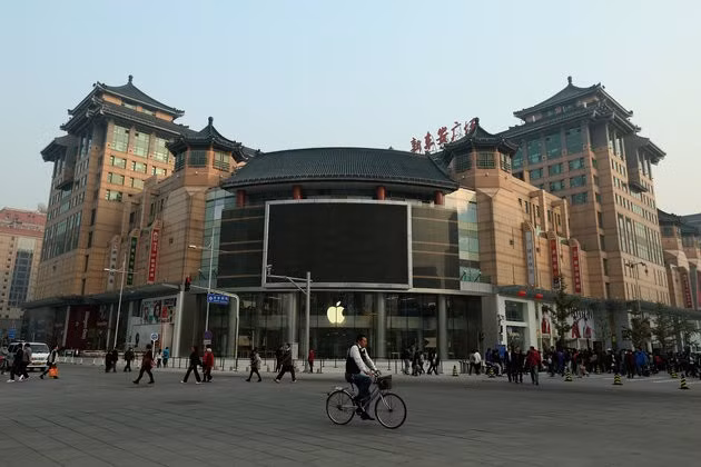  Quận Wangfujing, Bắc Kinh (Trung Quốc). Apple Store Wangfujing mở cửa năm 2012. Khu vực bên ngoài là chợ đêm và thực phẩm ngoài trời, đã tồn tại hơn 800 năm. Theo The Next Web, cửa hàng gồm 3 cầu thang xoắn ốc và 2 quầy Genius Bars.