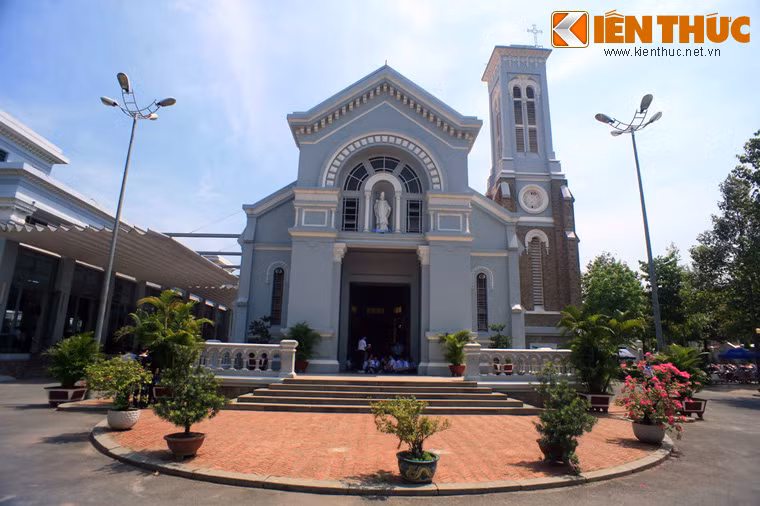 Được xây từ năm 1921 - 1924, nhà thờ Hạnh Thông Tây là một nhà thờ cổ nổi tiếng Sài Gòn do ông Lê Phát An (1868 - 1946) bỏ tiền ra xây dựng. Ông Lê Phát An là con của ông Huyện Sỹ Lê Phát Đạt - một trong bốn đại điền chủ nổi tiếng nhất Nam Bộ thời đó.