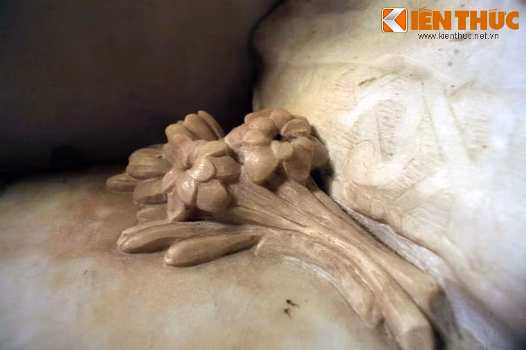 Từng chi tiết của hai cụm tượng toát lên vẻ đẹp của phong cách điêu khắc Phục Hưng.