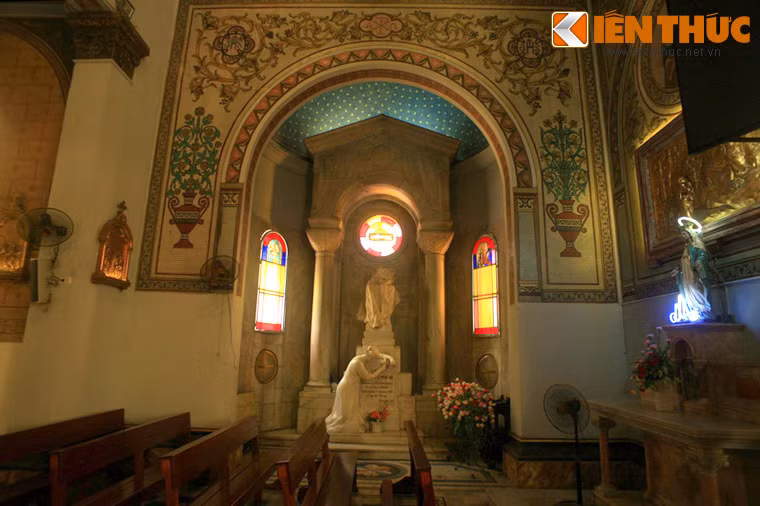 Khu mộ tượng cổ của đại gia Sài Gòn xưa Lê Phát An và người vợ nằm đối diện nhau ở hai bên thánh đường nhà thờ, phía trước cung Thánh.