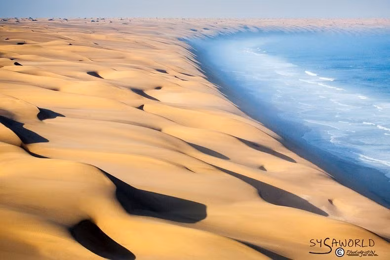 Đó là sự đối lập giữa một bên là hoang mạc cát khổng lồ và một bên là biển khơi mênh mông.