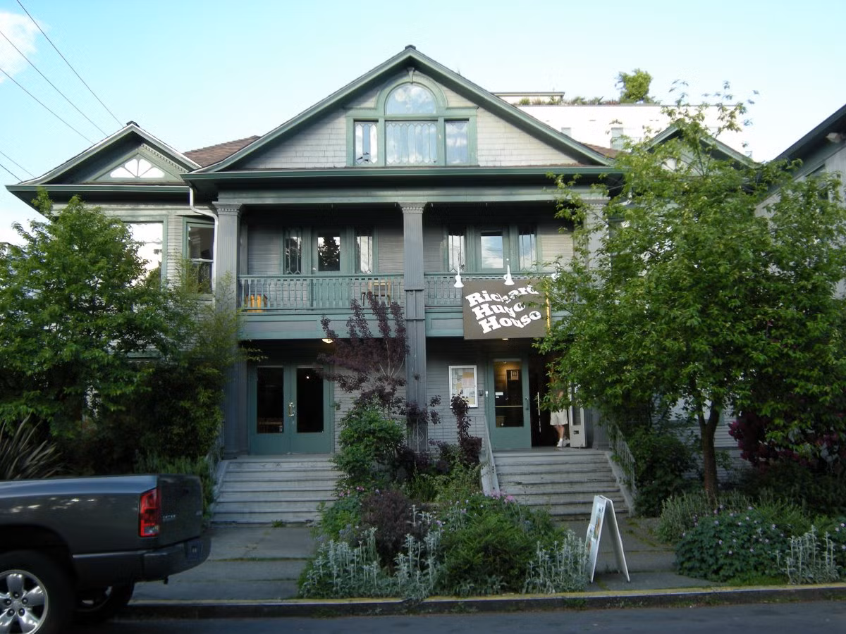 Andrea Lewis có tài sản ước tính 2 triệu USD. Bà đã mở trung tâm văn học Richard Hugo House tại Seattle (Mỹ).