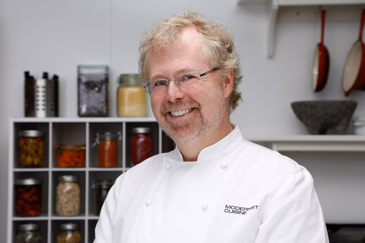 Cựu Giám đốc Kỹ thuật Nathan Myhrvold dùng hàng triệu USD kiếm được từ Microsoft để thành lập công ty chuyên về bản quyền và tài sản sở hữu trí tuệ. Ông cũng là một nhiếp ảnh gia phong cảnh tài năng, nhà vật lý học có trình độ từng cộng tác với Stephen Hawking. Tuy nhiên, ông nổi tiếng nhất nhờ cuốn sách dạy nấu ăn hơn 600 trang “Modernist Cuisine”, đã bán được ít nhất 30 triệu USD trên toàn thế giới.