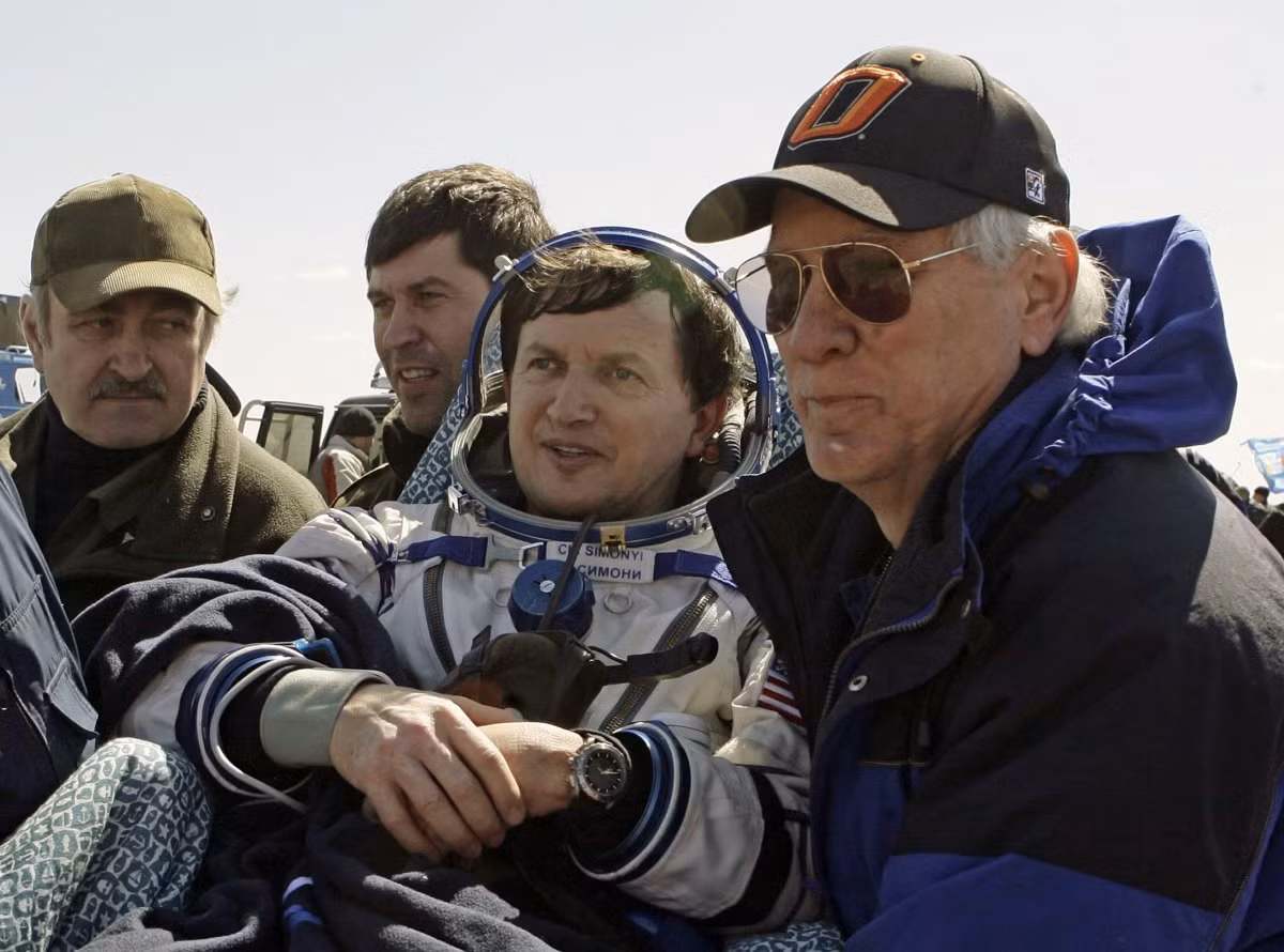 Charles Simonyi là người phụ trách sự ra đời của Microsoft Office, nghỉ việc năm 2002. Hiện tại, ông là tỷ phú ham mê vũ trụ và đã có 2 chuyến đi tới Trạm vũ trụ quốc tế.