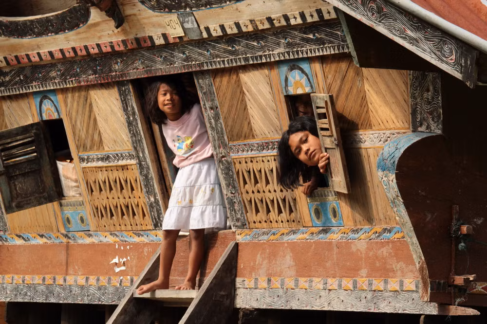 Mỗi nhà sàn jabu sẽ có một cửa chính được dẫn xuống đất bằng cầu thang, xung quanh là các cửa sổ nhỏ. Thân nhà là nơi sinh sống thường cao hơn mặt đất khoảng 1,5, còn gầm nhà với hệ thống cột chống được dùng làm nơi nhốt gia súc,