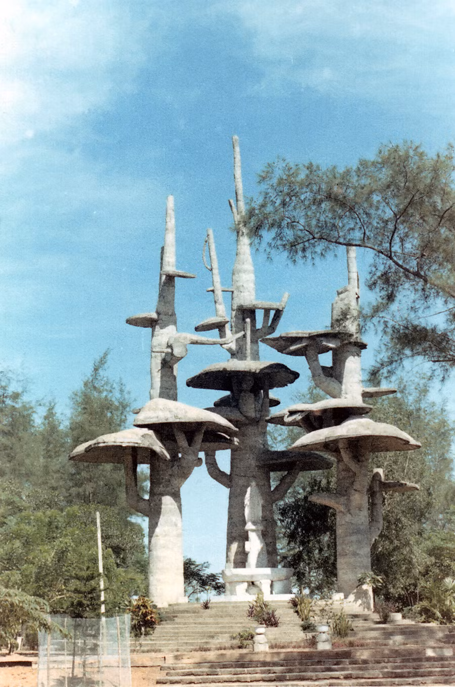 Tại vị trí được cho là nơi Đức Mẹ hiện ra gần gốc cây đa cổ thụ, một tượng đài hoành tráng đã được xây dựng với hình tượng ba cây đa và Đức Mẹ La Vang ở chính giữa. Ảnh chụp năm 1967.