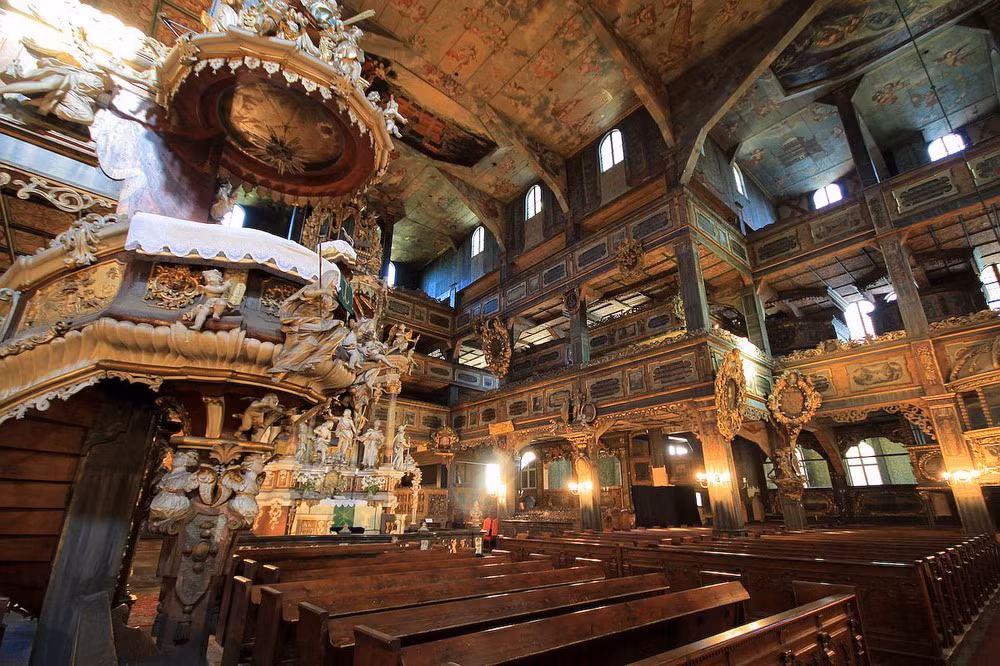 Theo các điều kiện của hòa ước, nhà thờ phải xây dựng ở khu bên ngoài tường thành, không được xây bằng đá, không có tháp chuông cũng như chuông và thời gian xây dựng được giới hạn trong vòng 1 năm.