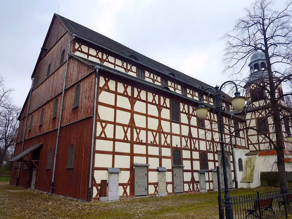 Bằng các giải pháp kiến trúc và cấu tạo bằng gỗ tiên phong trước đây chưa hề có, các nhà thờ có các cột cùng khung sườn bằng gỗ, tường bằng đất sét trộn với rơm rạ. Sau khi ký Công ước Altranstädt năm 1707, các nhà thờ này mới có thêm tháp chuông.