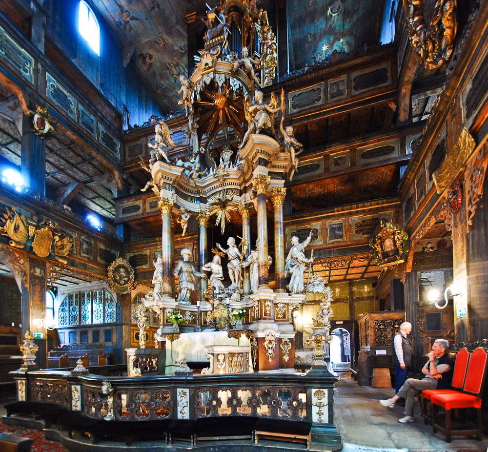 Nội thất của các nhà thờ Hòa bình tại Jawor và Świdnica rất tráng lệ, với nhiều tác phẩm nghệ thuật của các nghệ sĩ danh tiếng bậc nhất châu Âu đương thời.