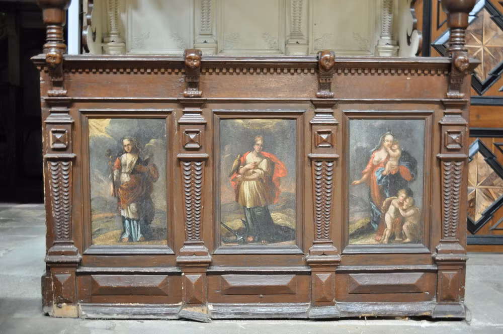 Có thể kể đến 200 bức tranh do Georg Flegel vẽ từ năm 1671–1681, bàn thờ được làm năm 1672 bởi Martin Schneider, đàn organ nguyên thủy do J. Hoferichter quê ở Legnica làm năm 1664 và được thay thế năm 1855–1856 bởi Adolf Alexander Lummert.