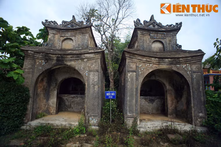 Theo thư tịch của làng, ngôi Miếu Đôi trăm tuổi này vốn toạ lạc ở ấp Hạ Hòa. Đến năm 1849, miếu được dời đến phía đầu làng. Năm 1971, miếu lại được tái thiết. Các ngài Bổn Nghệ và Khai Canh được về thờ ở vị trí mới.