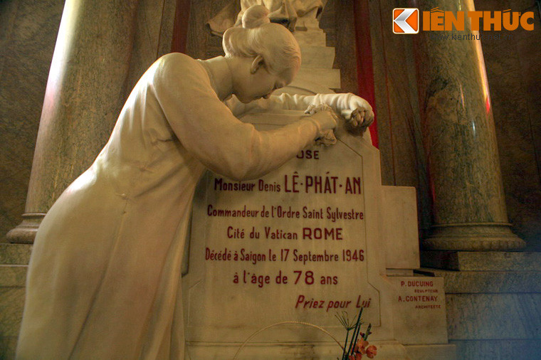 Mộ của ông Lê Phát An có bức tượng bằng cẩm thạch của người vợ mặc áo dài quỳ gối dâng bó hoa và cầu nguyện cho ông.