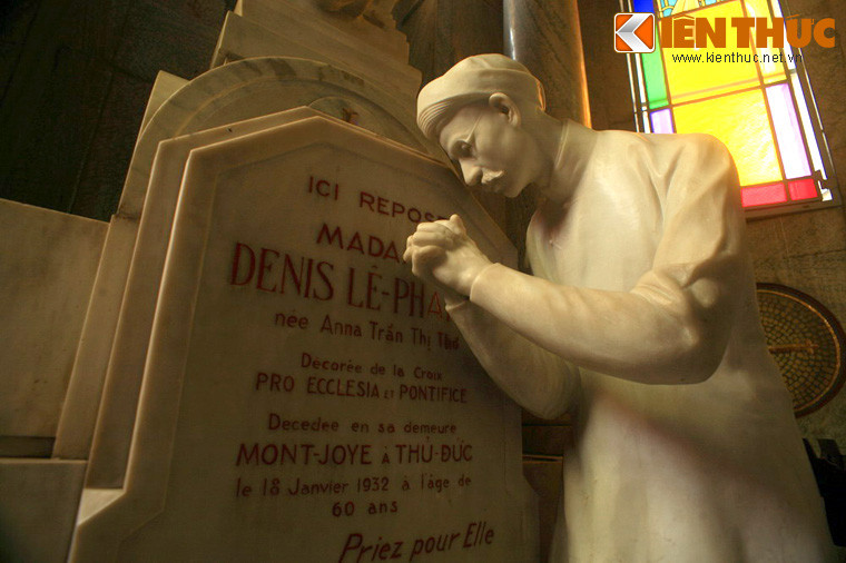 Còn bên mộ vợ thì có tượng cẩm thạch của chồng mặc áo dài quỳ phục dâng bó hoa và cầu nguyện cho bà.