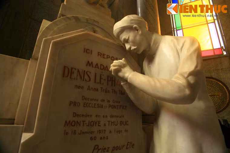 Còn bên mộ vợ thì có tượng cẩm thạch của chồng mặc áo dài quỳ phục dâng bó hoa và cầu nguyện cho bà.