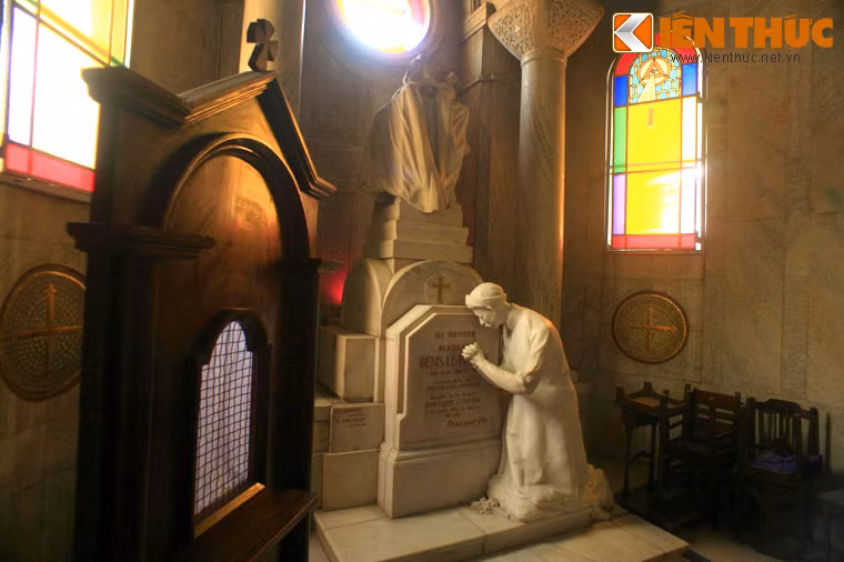 Toàn bộ hai ngôi mộ này được khắc bằng đá cẩm thạch và hoa cương, tương tự như mộ cổ ông bà Lê Phát Đạt ở nhà thờ Huyện Sĩ. Hai cụm mộ tượng được điêu khắc vô cùng đẹp và sống động, đặc biệt là rất giàu cảm xúc.