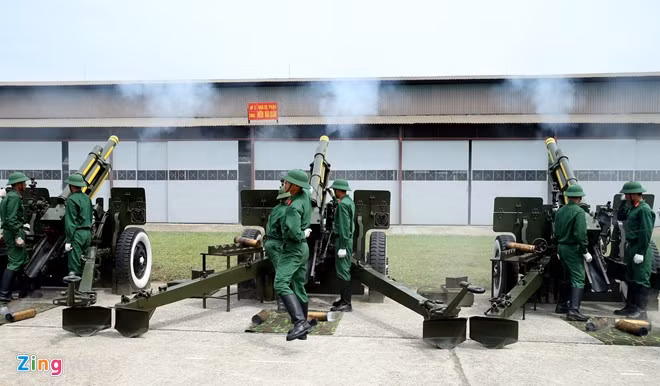 Đội pháo lễ luyện bắn đồng đều theo tiếng nhạc Quốc ca.