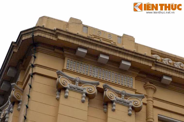 Sau Cách mạng, Chủ tịch Hồ Chí Minh và Chính phủ lâm thời Việt Nam Dân chủ Cộng hòa về làm việc tại đây cho đến ngày toàn quốc kháng chiến. Ảnh: Góc trái ở mặt trước tòa nhà ghi năm khởi công - 1918.