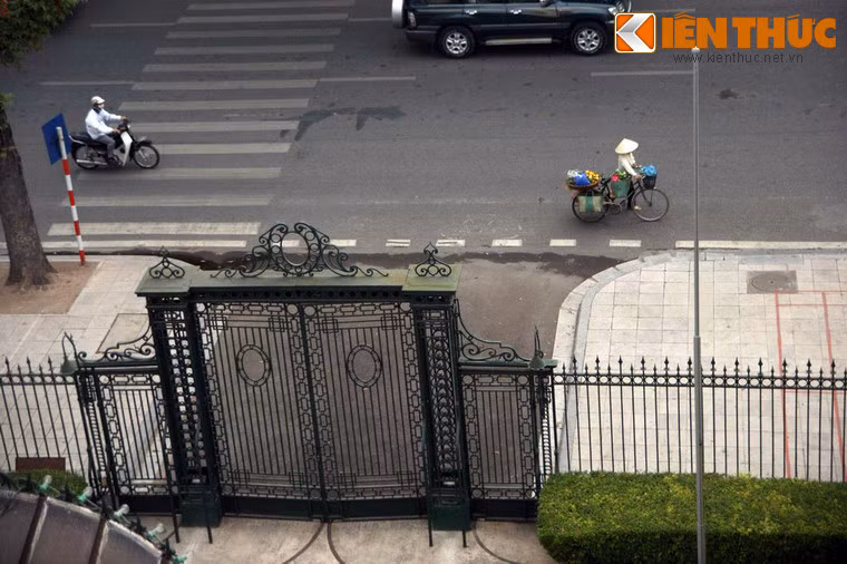 Cổng Bắc Bộ phủ nhìn từ tầng thượng.