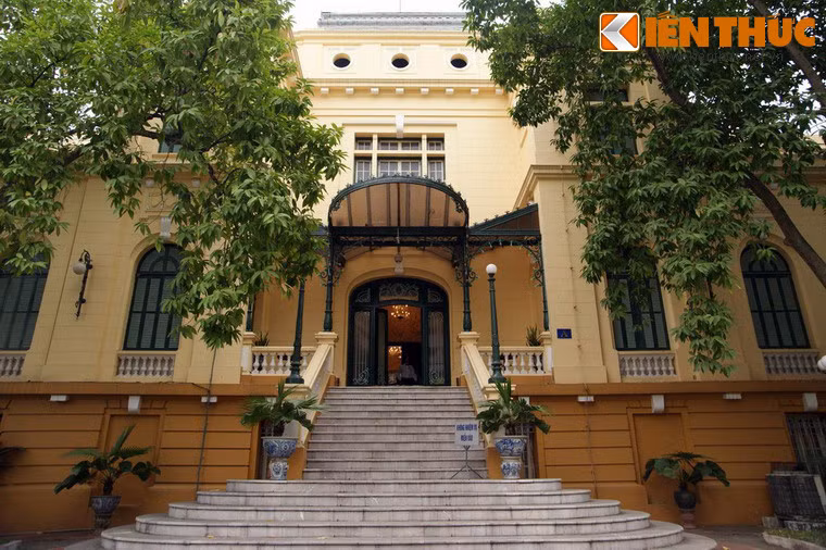 Sau khi Nhật đảo chính Pháp ngày 9/3/1945, tòa nhà được đổi thành Phủ khâm sai Bắc Kỳ do chính phủ Trần Trọng Kim kiểm soát. Ảnh: Mặt sau tòa nhà.