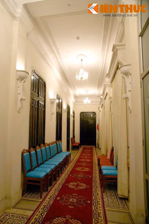 Ngày nay, tòa nhà là nơi đón tiếp những đoàn khách quan trọng đến từ các quốc gia trên thế giới. Ảnh: Một hành lang trong Bắc Bộ phủ.