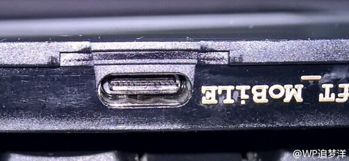 Tính đến thời điểm này, thông tin rò rỉ về cấu hình của 2 mẫu smartphone Lumia 950 và Lumia 950 XL gần như đã khá đầy đủ. Cụ thể, bộ đôi Lumia 950 và 950 XL cũng được cho là sẽ có thiết kế nguyên khối kim loại với ngoại hình góc cạnh trông rất nam tính với camera PureView kèm đèn flash LED 3 màu nổi bật ở mặt lưng máy.