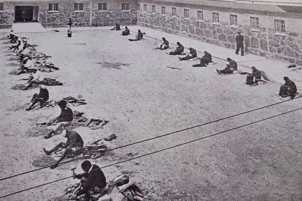 Đầu thế kỷ 20, một nhà tù được xây dựng trên đảo làm nơi giam giữ những tù nhân chính trị của Nam Phi.