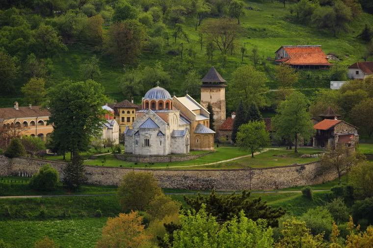 Quần thể kiến trúc của tu viện nằm giữa một khung cảnh thiên nhiên thơ mộng với rừng cây lá rộng và rừng lá kim trên các sườn núi dốc.