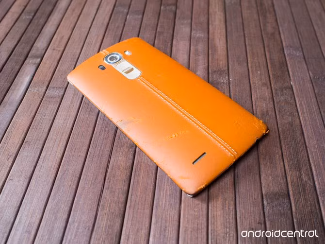 Mặt lưng bọc da của smartphone LG G4 bị bong tróc nhiều chỗ.