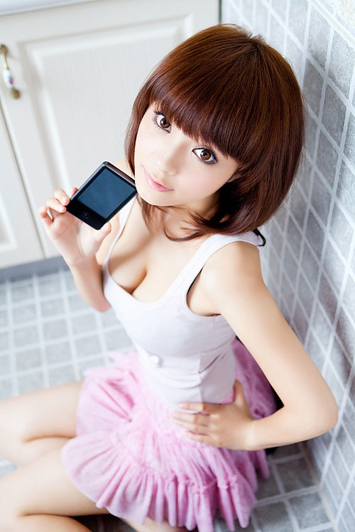 Và hot girl cùng smartphone dường như là một sự kết hợp vô cùng hoàn hảo.